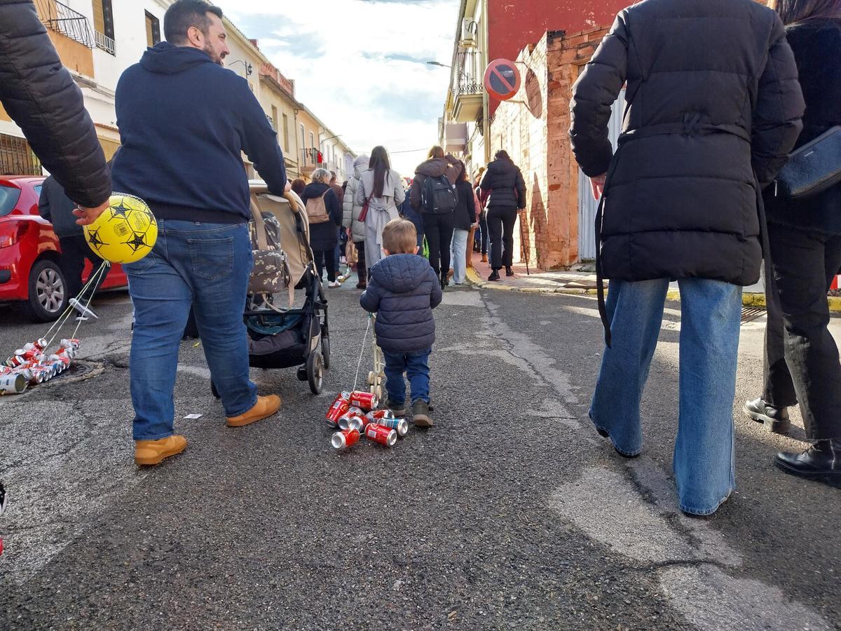 Un niño arrastra sus tiras de latas esta mañana en Alcàntera.