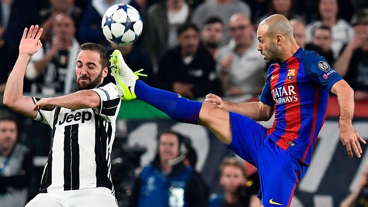 Mascherano intenta controlar el balón en presencia de Gonzalo Higuaín en un Barça-Juventus de Champions en el Camp Nou.