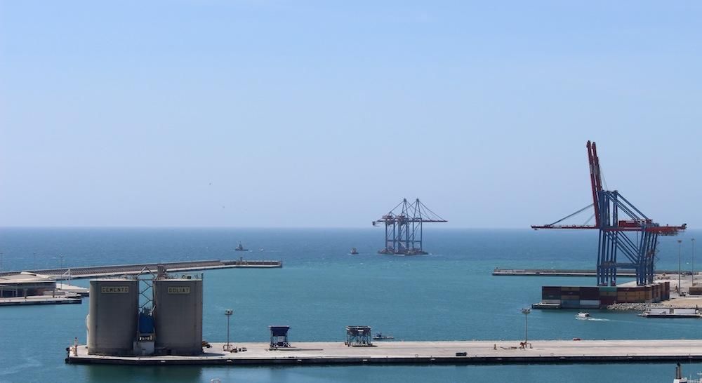 Las grúas del puerto de Málaga, camino de Valencia