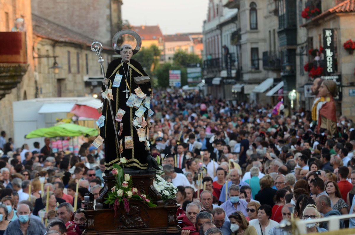 Un momento de la procesión de Cambados, en la Rúa Real