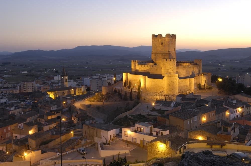 Vista nocturna del Castillo de Villena