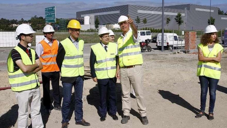 Un momento de la visita oficial a las obras, ayer, en Porto do Molle.