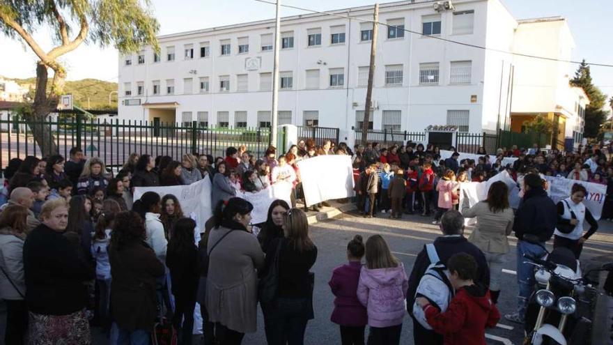 Los padres y madres del colegio Cayetano Bolívar, situado en Santa Rosalía Maqueda, llevan años pidiendo mejoras al deficiente centro. En la imagen, protesta de 2011 por las aulas prefabricadas