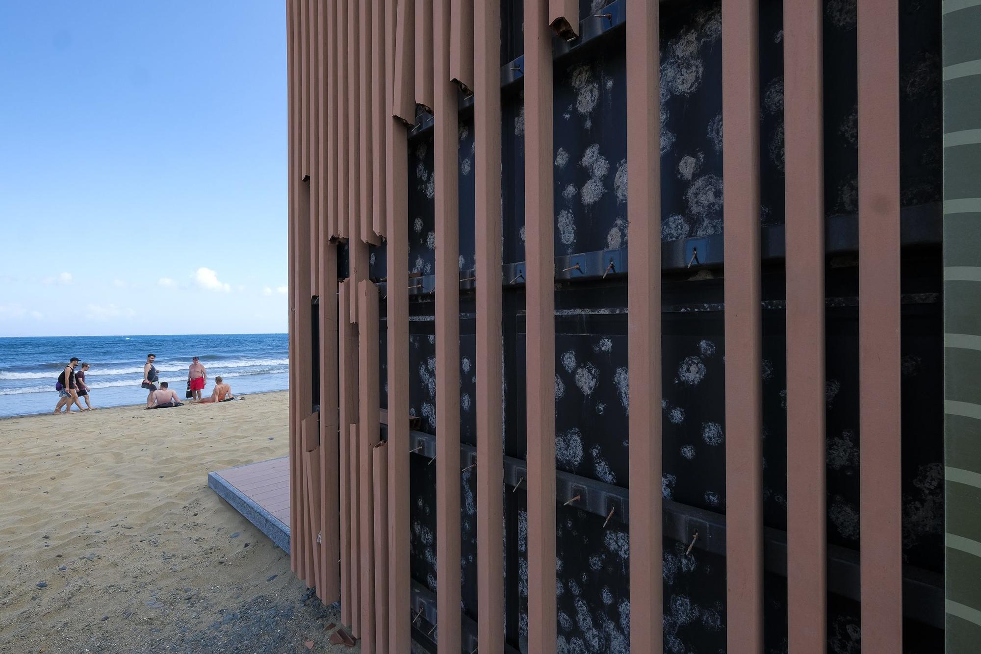 Destrozos en los kioscos de la Playa del Inglés