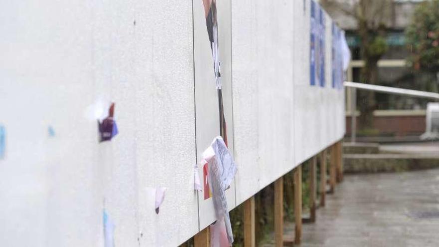 Un panel de propaganda electoral en Lalín para las generales ya sin apenas carteles. // Bernabé/Javier Lalín