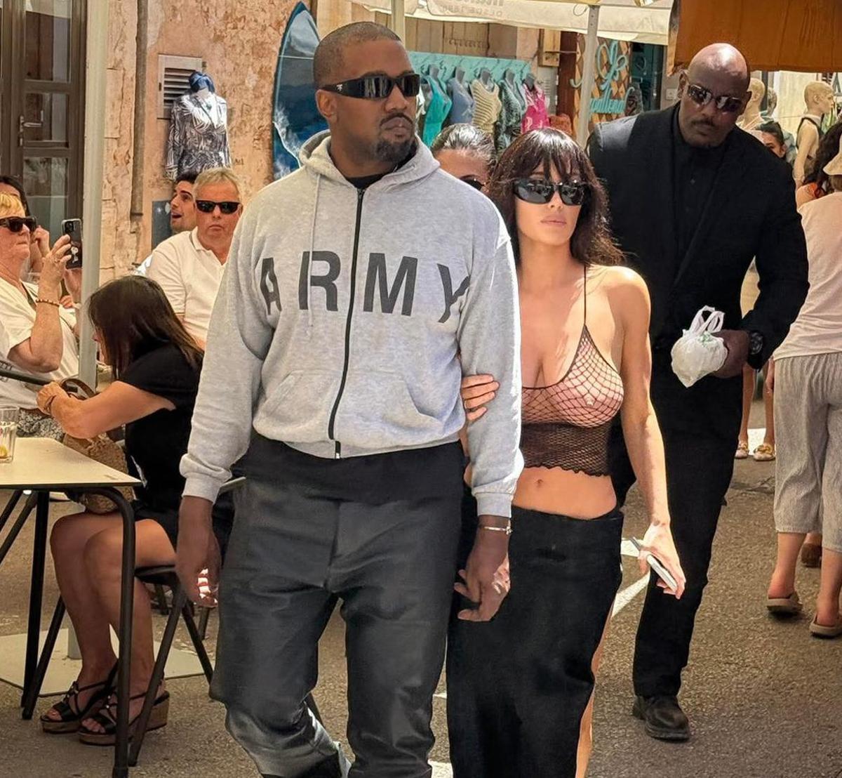 Ye alias Kanye West mit seiner Frau Bianca Censori am 17. Mai 2025 in Santanyí.