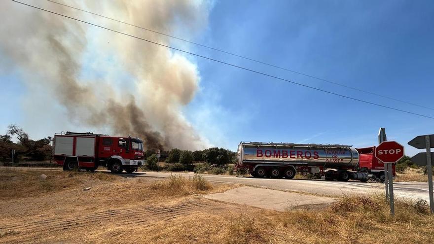 Los bomberos siguen al pie del cañón con las labores de extinción