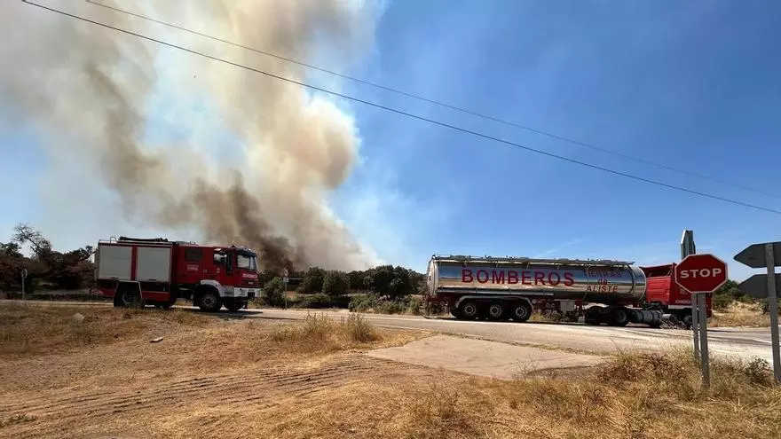Los bomberos continúan al pie del cañón con las labores de extinción