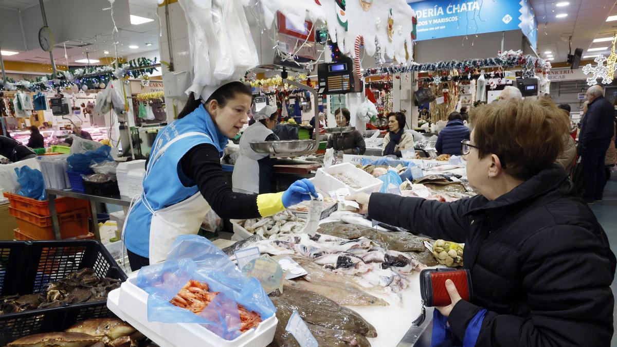 Puestos a la venta de pescado y marisco en el mercado de O Calvario (Vigo).