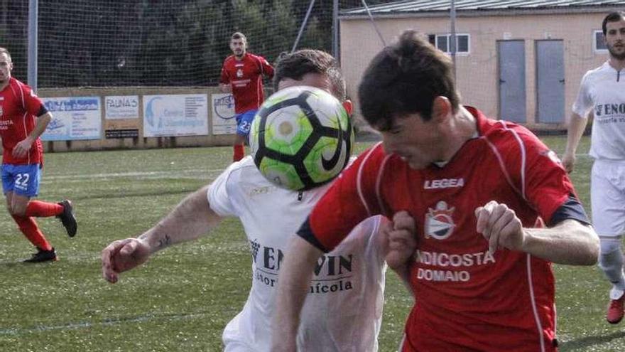 Luismi se lleva el balón ante un rival. // Santos Álvarez