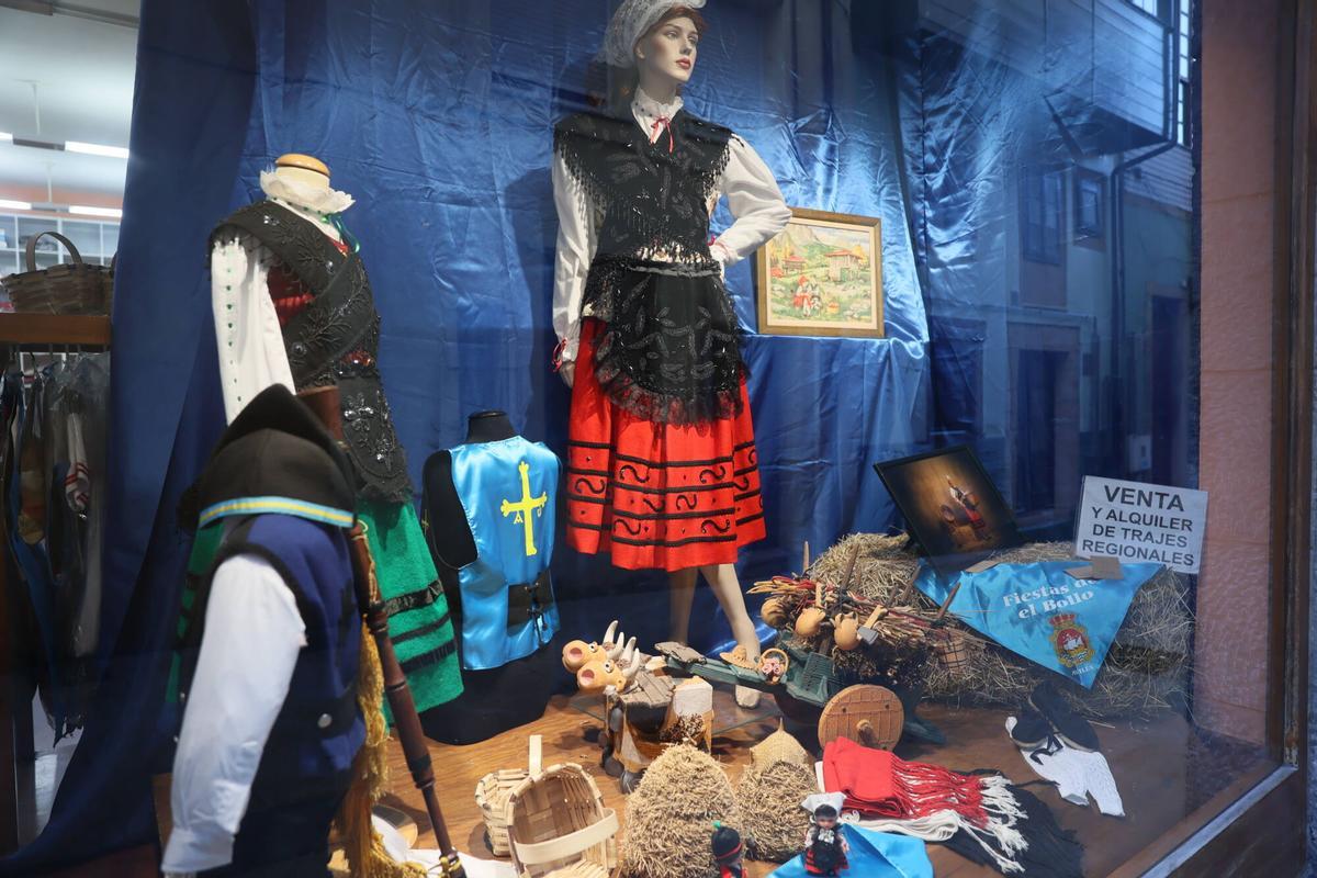 Avilés. Reportaje de trajes de asturiano de alquiler para El Bollo, que se han agotado. Hay que ir a Venus y a la de la calleja de Los Cuernos