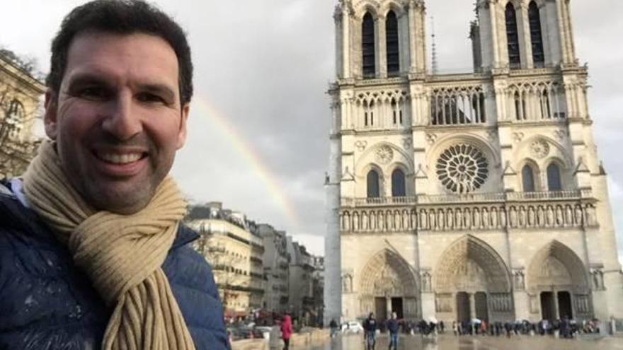 Arturo Barba, frente a la Catedral de Notre Dame.