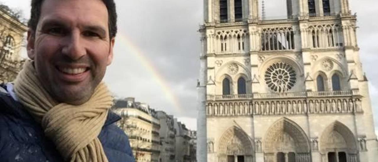 Arturo Barba, frente a la Catedral de Notre Dame.