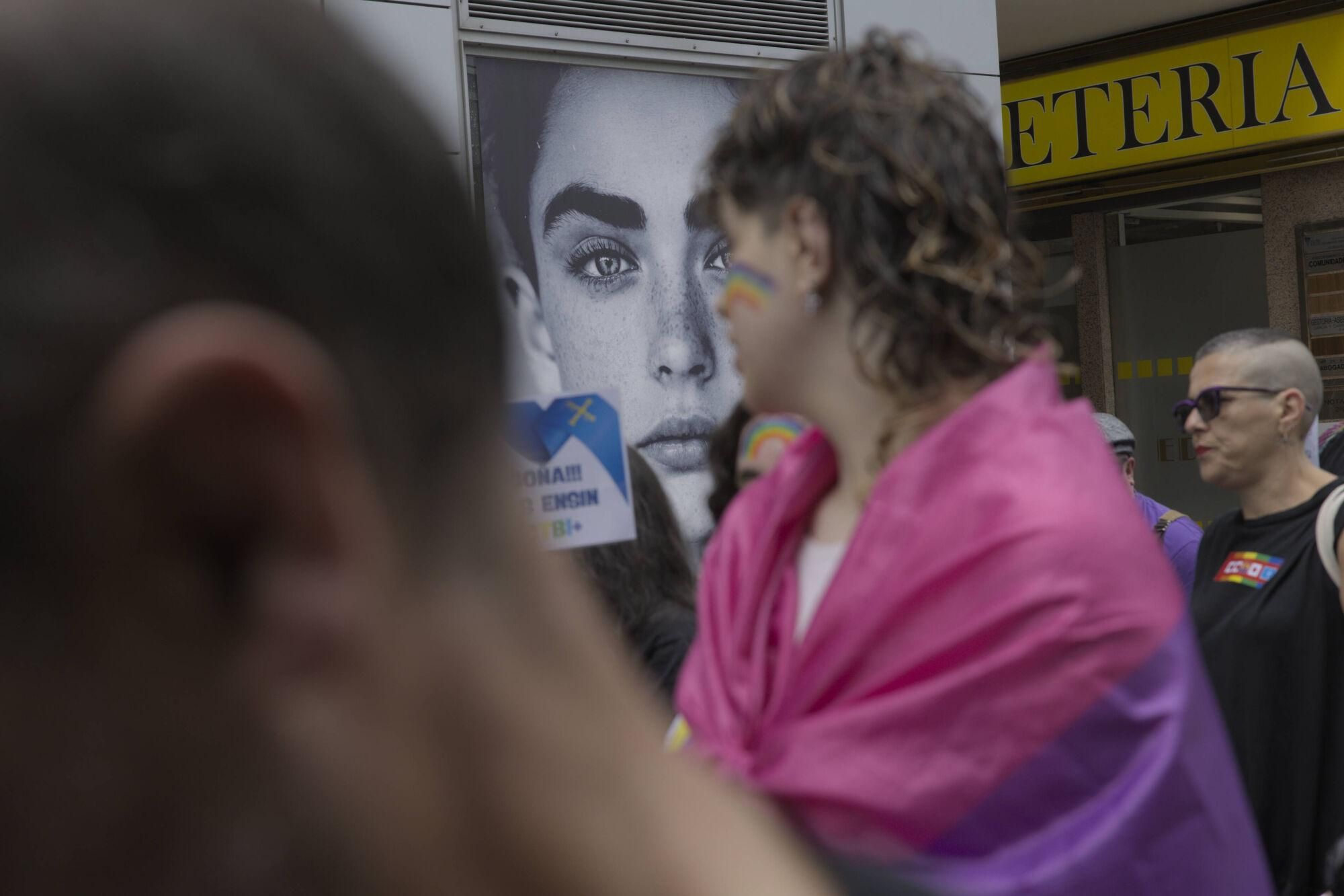 En imágenes: Así fue la manifestación LGTBI de Avilés, con "Santina de Queervadona" incluida