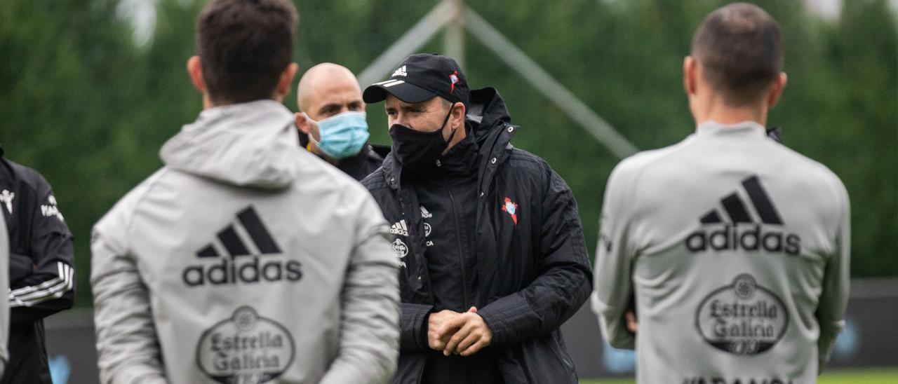 El entrenador argentino Eduardo &quot;Chacho&quot; Coudet dirigiendo su primer entrenamiento con el Celta