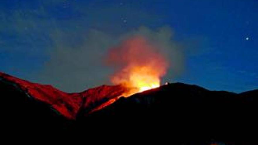 Un incendio quema parte de la Sierra de Guijo de Santa Bárbara