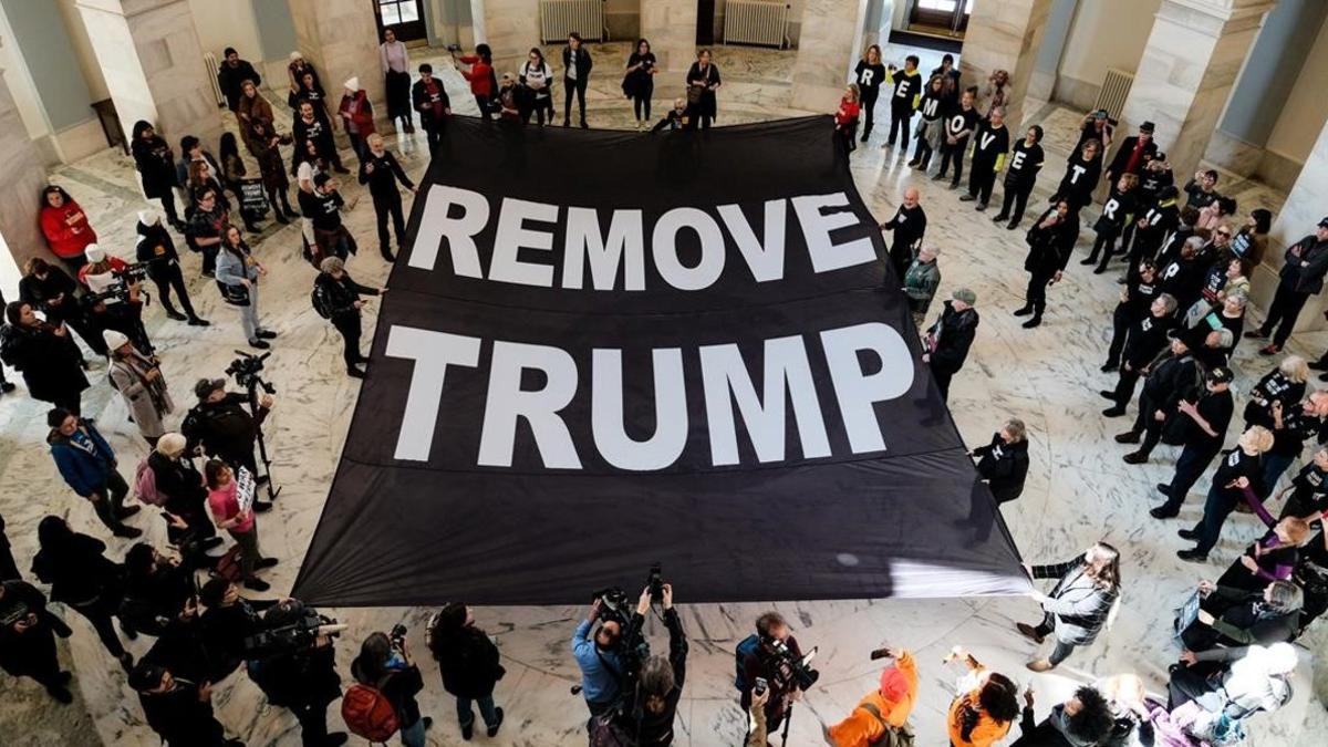 Pancarta a favor de la destitución de Trump durante una protesta en el Senado.