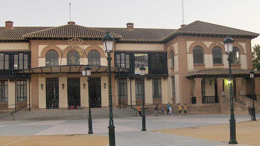 Imagen de la fachada del Teatro Isidro Carbonero Villa