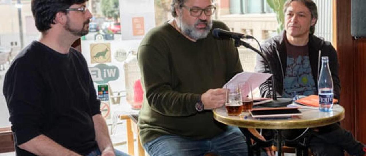 Presentación en Llucmajor del poemario &#039;Si són flors&#039; de Miquel Bezares.