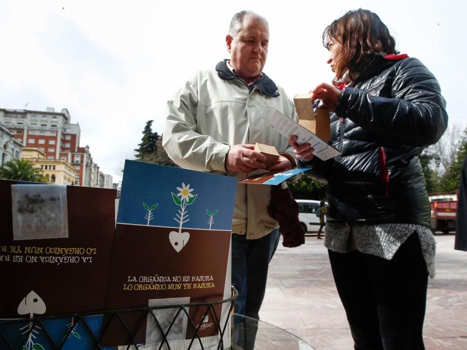 Los concejales de Infraestructuras y Medio Ambiente visitan el stand informativo de Reciclaje de la Basura