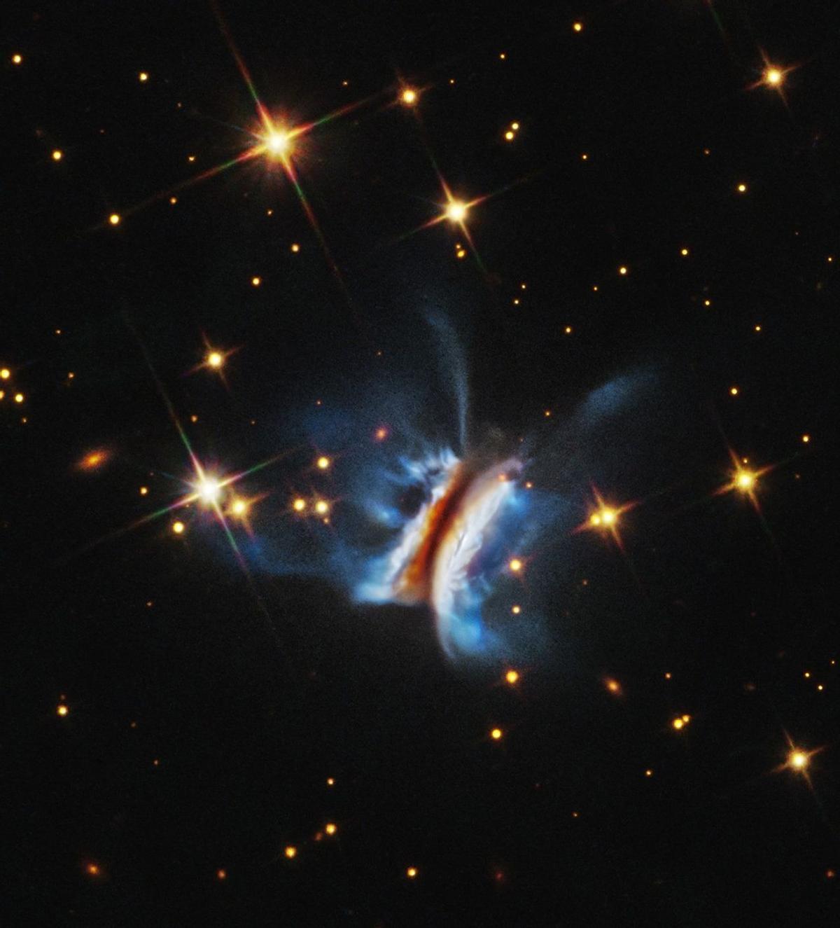 Esta imagen del telescopio espacial Hubble muestra el disco de formación planetaria más grande que se haya observado alrededor de una estrella joven