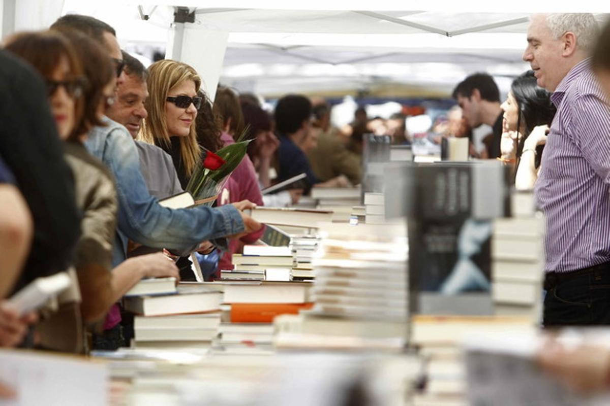 Vista de una parada de venta de libros en las Ramblas de Barcelona durante la Diada de Sant Jordi.