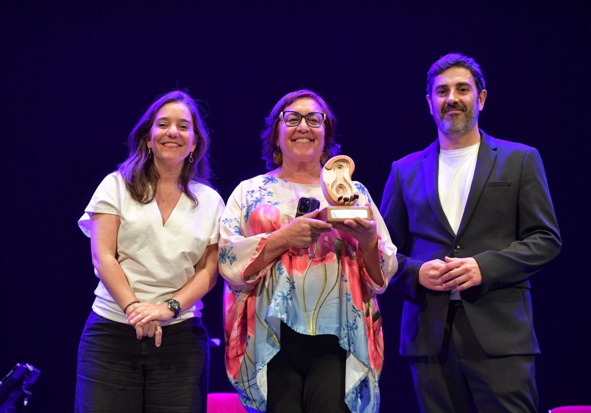 A alcaldesa Inés Rey, Uxía e o director de LA OPINIÓN, Daniel Domínguez. A alcaldesa Inés Rey, Uxía e o director de LA OPINIÓN, Daniel Domínguez.