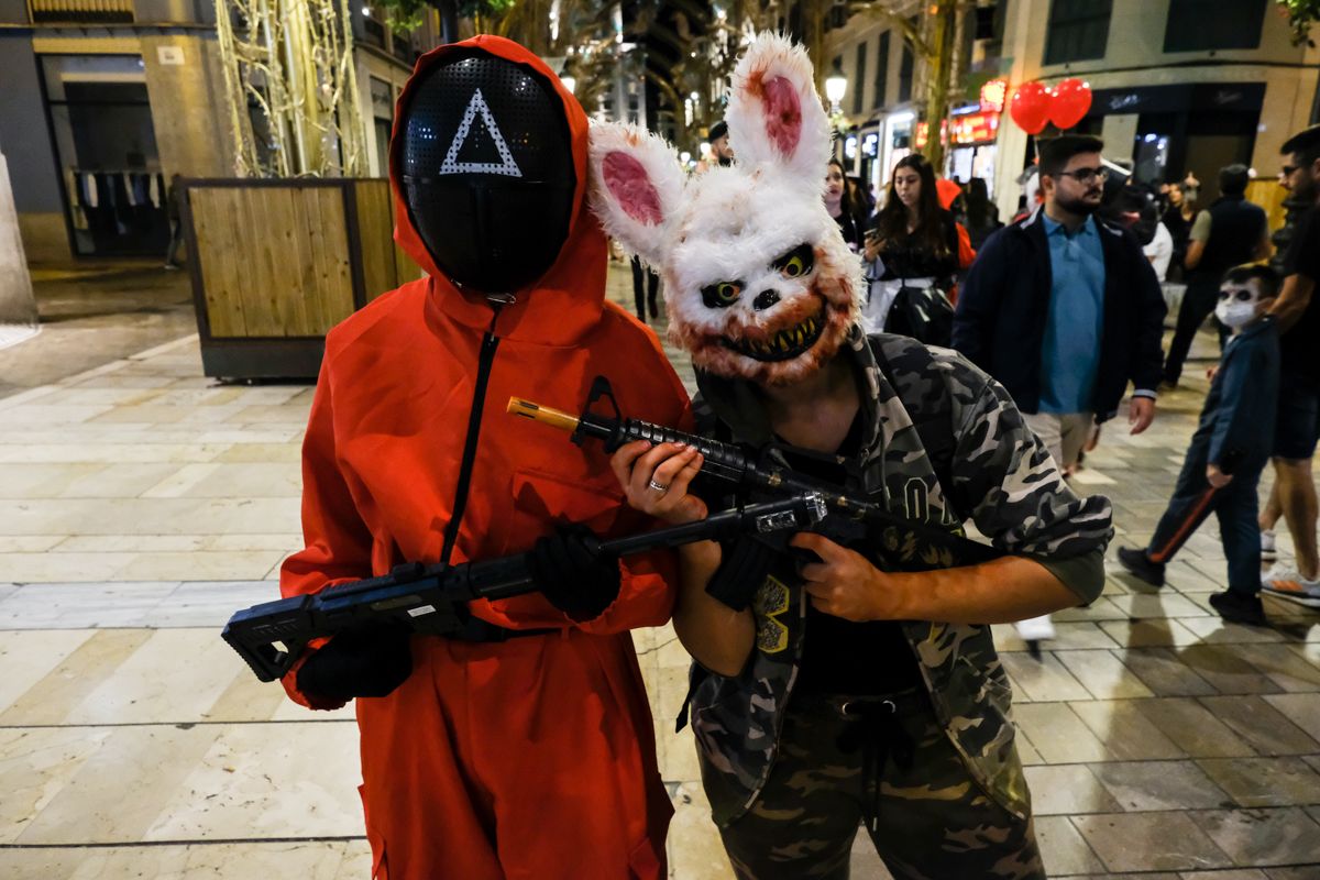 Las calles del centro de Málaga se llenan de máscaras y disfraces por Halloween