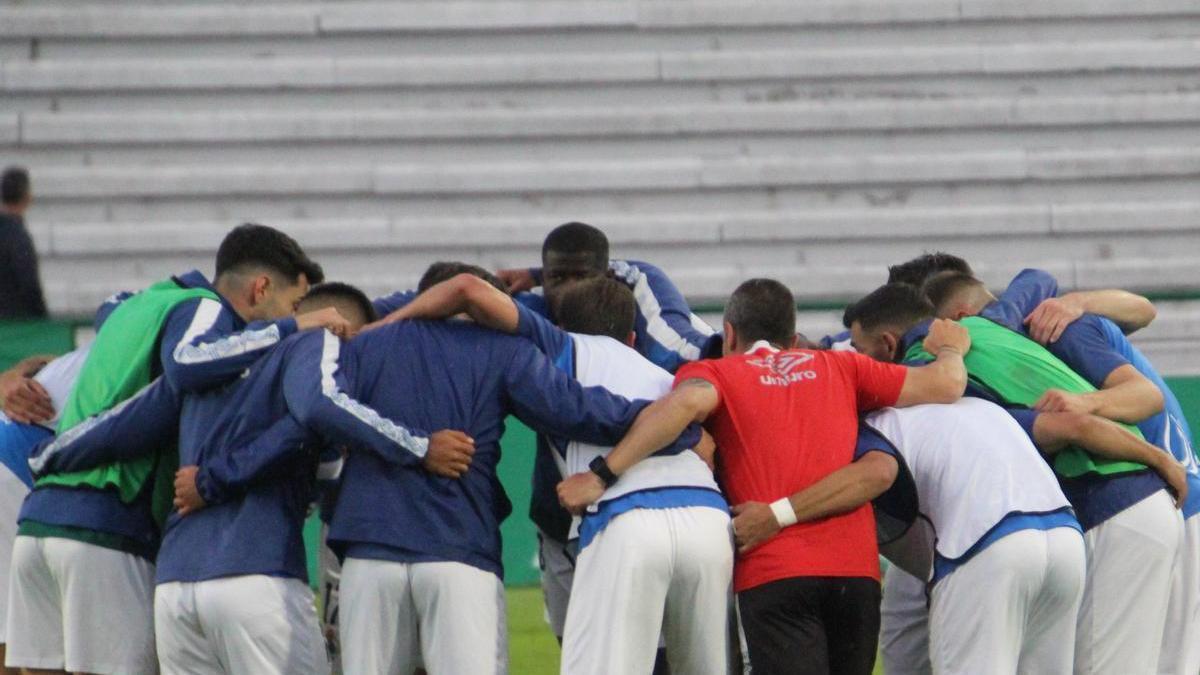 Los jugadores del Cacereño hacen piña en la previa de un partido en el Príncipe Felipe.