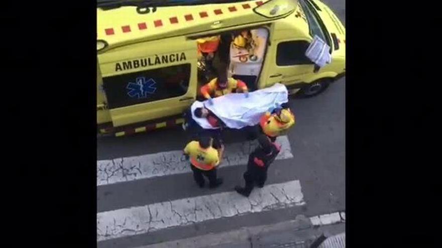 Los Mossos disparan a un hombre con un trastorno psíquico que había apuñalado a dos agentes en Barcelona