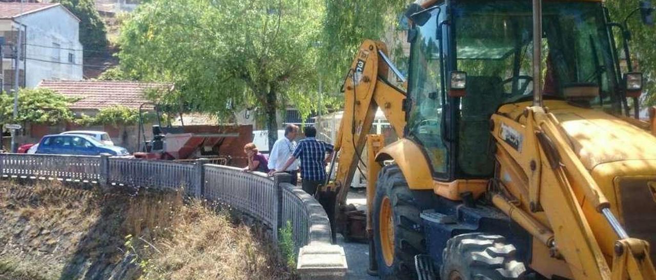 Obras de saneamiento en Aldán. // Santos Álvarez