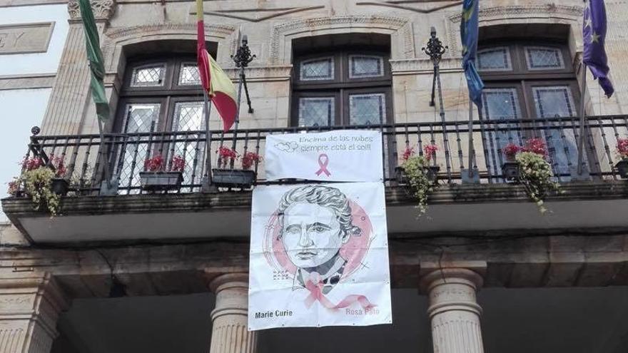 Balcón del Ayuntamiento de Cangas de Onís con las pancartas conmemorativas