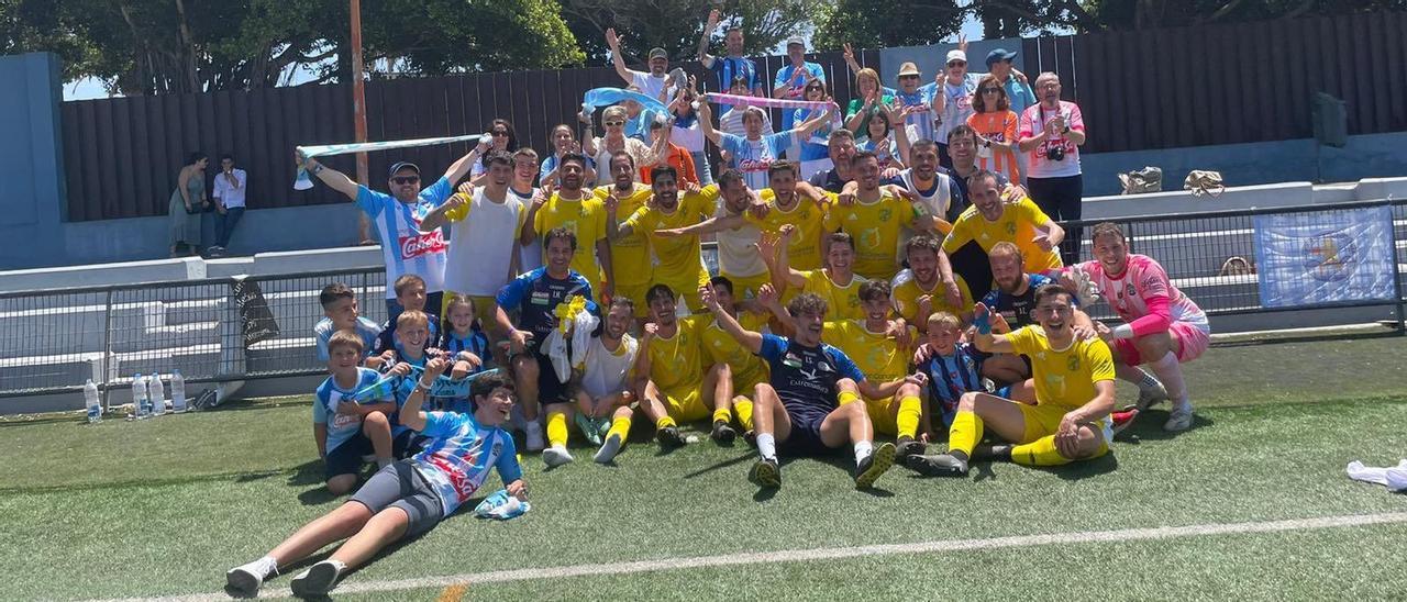 Los jugadores del Coria posan tras la victoria con los aficionados que le acompañaron hasta Maspalomas.