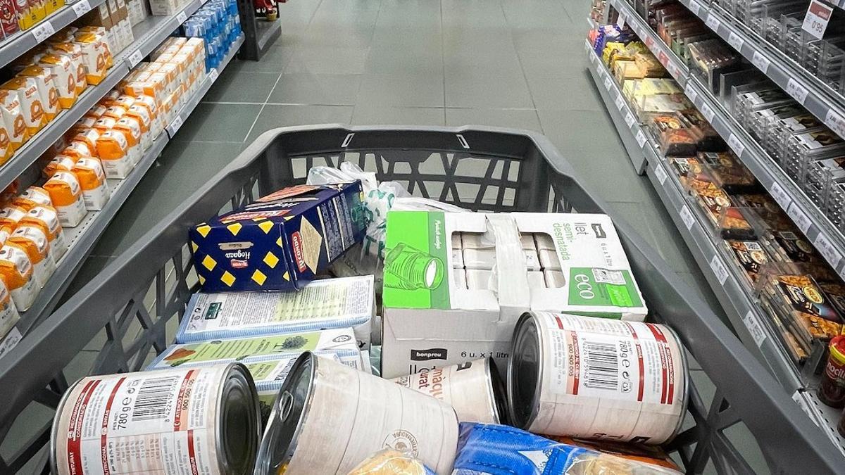 Un carrito lleno de productos en un supermercado de Barcelona
