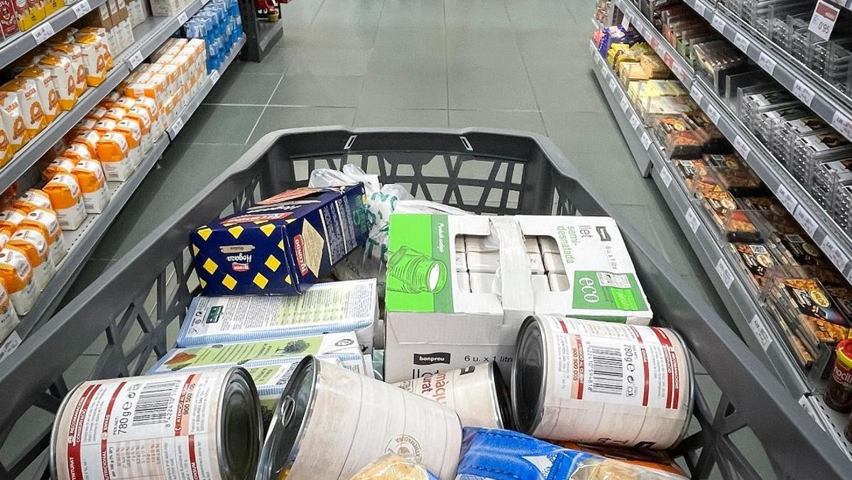 Llena carrito de compras, carrito de supermercado lleno de comida