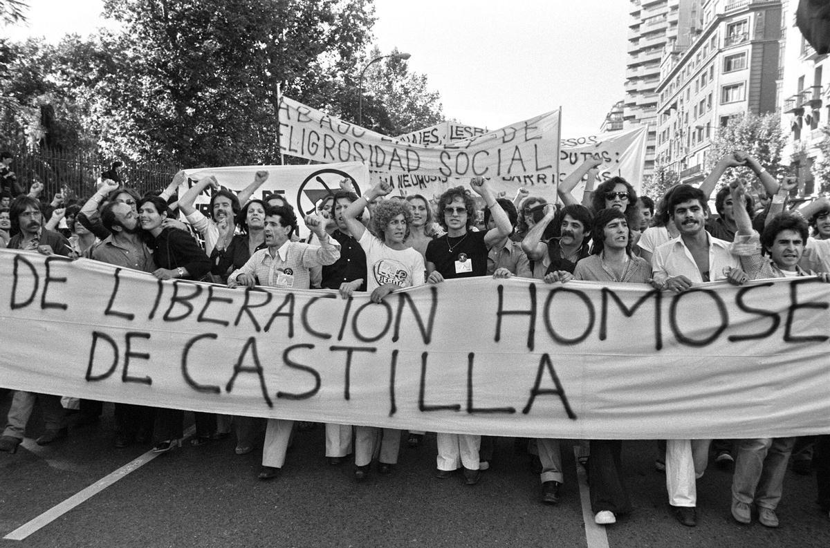 "ORGULLO GAY": Madrid, 25-6-1978.- Autorizada por el Gobierno Civil de Madrid y coincidiendo con el " Día Mundial del Orgullo Gay", se ha realizado una manifestación para solicitar amnistía para los homosexuales, despenalización de los actos sexuales, abolición de la ley de Peligrosidad SOcial y Rehabilitación Sexual. El trayecto de la manifestación discurrió por las calles de O'Donnell, Menéndez y Pelayo y glorieta de Mariano de Cavia. EFE