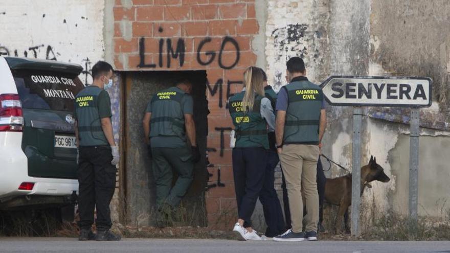 El equipo conjunto de Homicidios, durante la última búsqueda del cuerpo de Marta, en un pozo. | LEVANTE-EMV