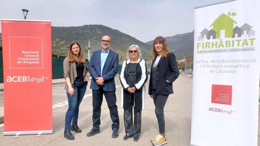 Presentació de Firhàbitat, aquest dilluns a Avià. D'esquerra a dreta: Claudina Relat, presidenta del Col·legi d'Arquitectes a les comarques centrals; Josep Maria Serarols, president de l'ACEB; Patrocini Canal, alcaldessa d'Avià, Rosa Prat, director de Firhàbitat