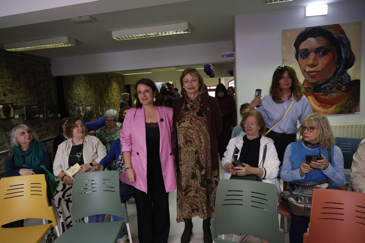 Adriana Lastra, con Mariví Monteserín, en el club de lectura