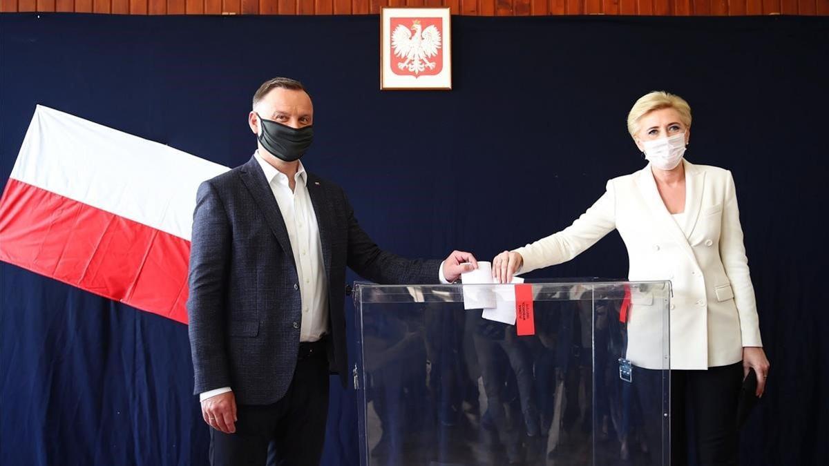 El presidente de Polonia y candidato a la reelección, Andrzej Duda, junto a su esposa.