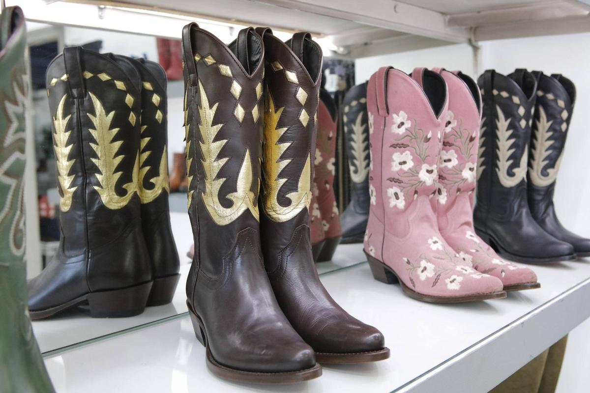 Verschiedene Damenmodelle im Fabrikladen.