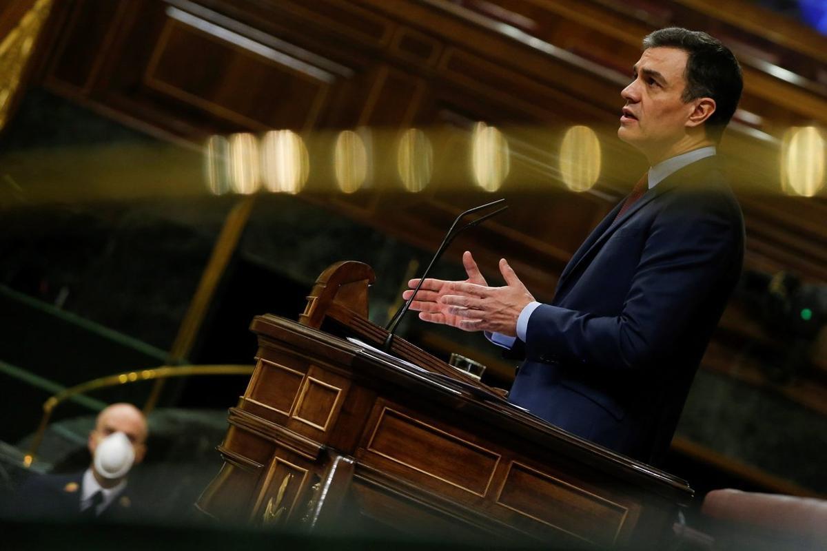 MADRID, 09/04/2020.- El presidente del Gobierno, Pedro Sánchez, durante su intervención en el pleno del Congreso celebrado este jueves para aprobar una nueva prórroga del estado de alarma, en un debate en el que también se abordará la nueva fase que se abrirá en las próximas semanas con el levantamiento progresivo de las restricciones a la movilidad por el coronavirus. EFE/Mariscal POOL