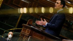 MADRID, 09/04/2020.- El presidente del Gobierno, Pedro Sánchez, durante su intervención en el pleno del Congreso celebrado este jueves para aprobar una nueva prórroga del estado de alarma, en un debate en el que también se abordará la nueva fase que se abrirá en las próximas semanas con el levantamiento progresivo de las restricciones a la movilidad por el coronavirus. EFE/Mariscal POOL