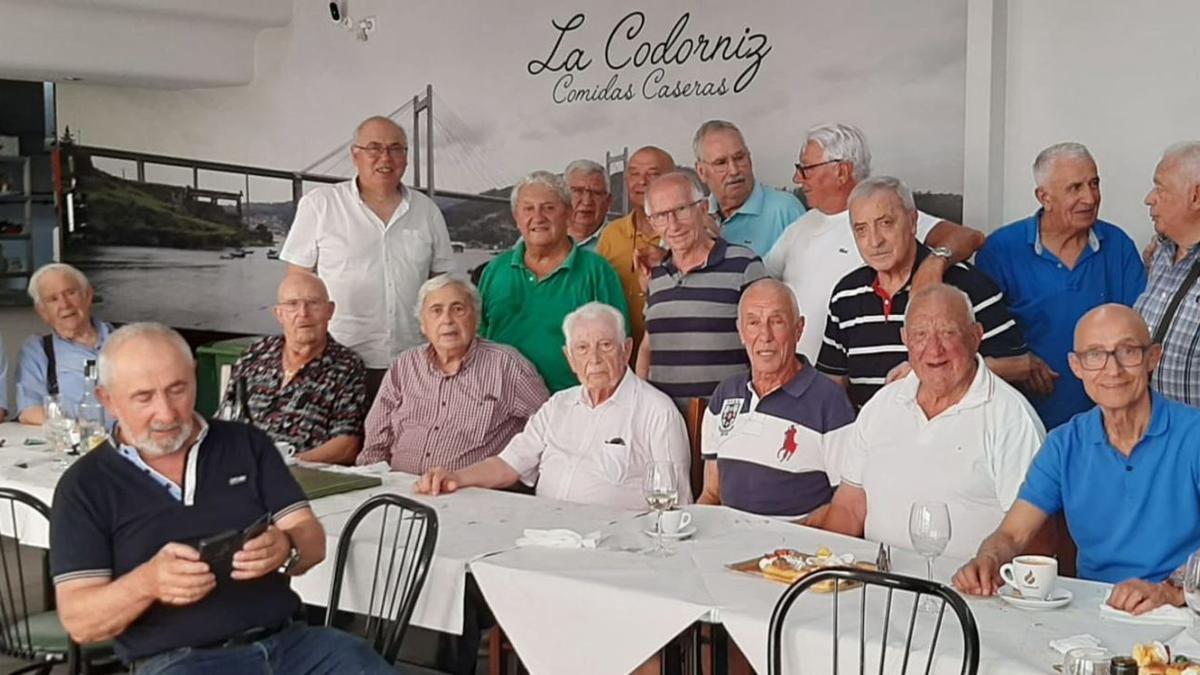 Moisés y aquellos tiempos del barrio. Estos chavales ya crecidos que veis rodeando al que fue párroco de La Colegiata, Moisés Alonso, tienen como lugar común en su memoria las correrías de niños y aprendizajes de mozalbetes por el barrio viejo de Vigo. Se volvieron a reunir porque uno no olvida su infancia y en la de ellos - eran tiempos de Dios e iglesia- don Moisés, que estaba en esa parroquia del corazón de Vigo era ya un referente. ¡Eso fué hce más de 70! Claro, cumplió el cura 93 tacos, jubilado solo hace uno, sigue fresco como una lechuga, y lo homenajearon en una comida en La Codorniz. ¡Felicidades!