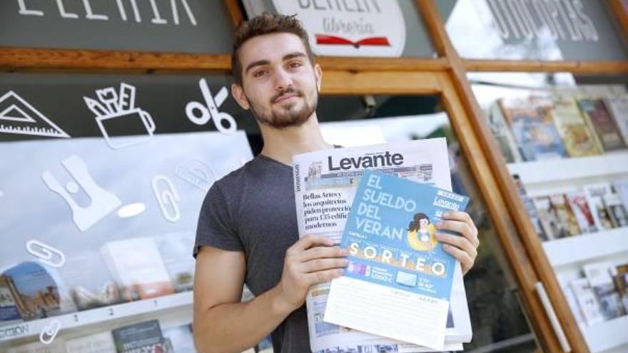 La familia de Sergio compra todos los días el periódico Levante-EMV y ayer ya se llevó la cartilla.