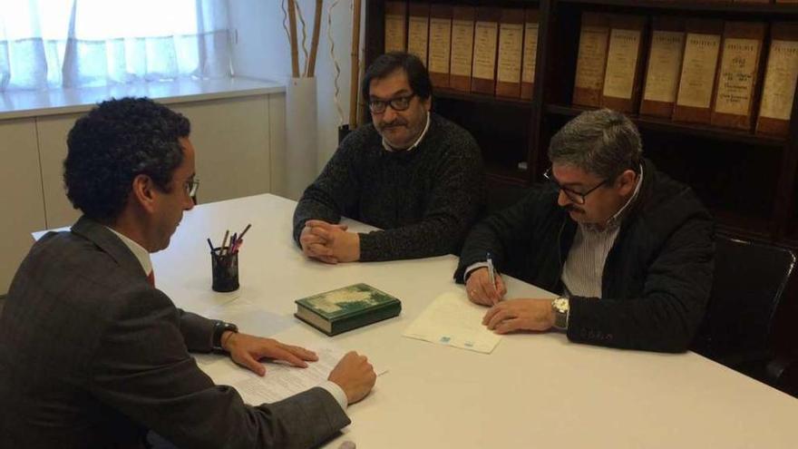 El alcalde (izquierda) y el primer teniente de alcalde (derecha), ayer a las 13.00 horas en el despacho del notario.