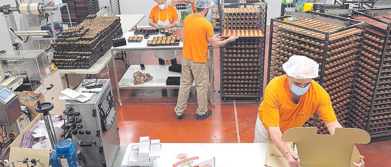 Operarios envasando galletas en la instalaciones de Biodarma en Elda.