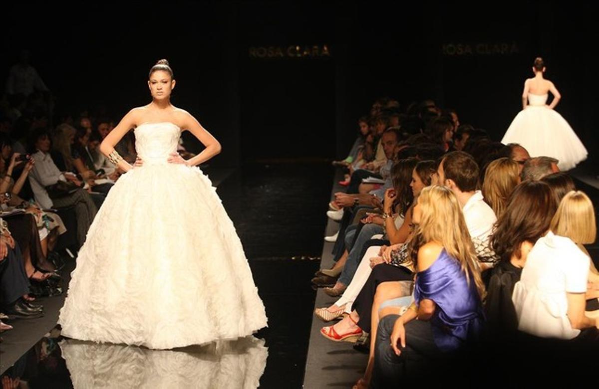 Desfilada de Rosa Clará en la passarel·la de la Barcelona Bridal Week 2009. Desfilada de Rosa Clará en la passarel·la de la Barcelona Bridal Week 2009.
