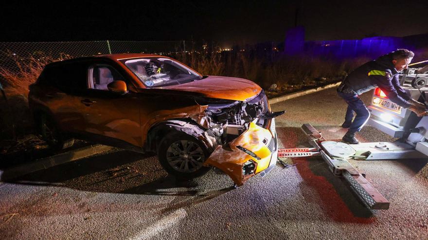 Retirado un coche tras sufrir un impacto frontal