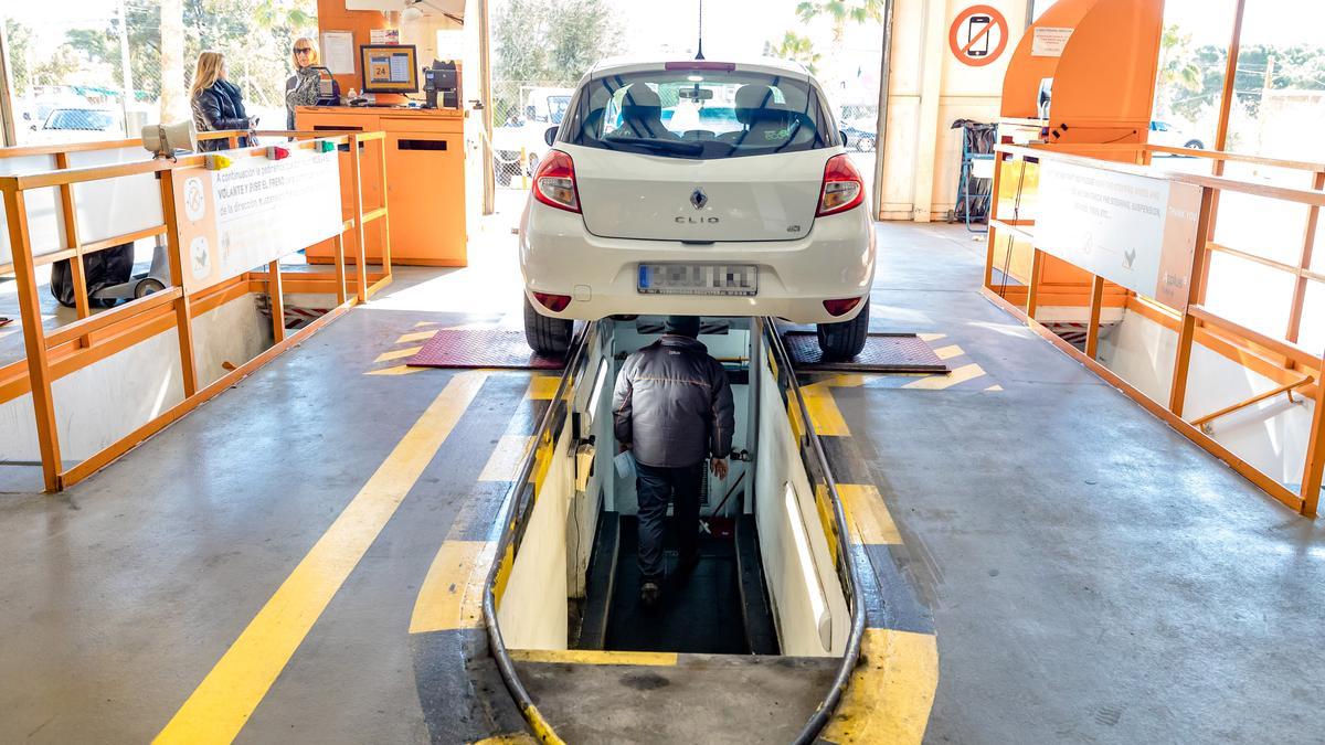 Un operario realiza la Inspección Técnica de Vehículos a un coche en una estación ITV de la provincia.